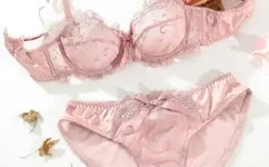 揪着小萝莉的头发疯狂输出